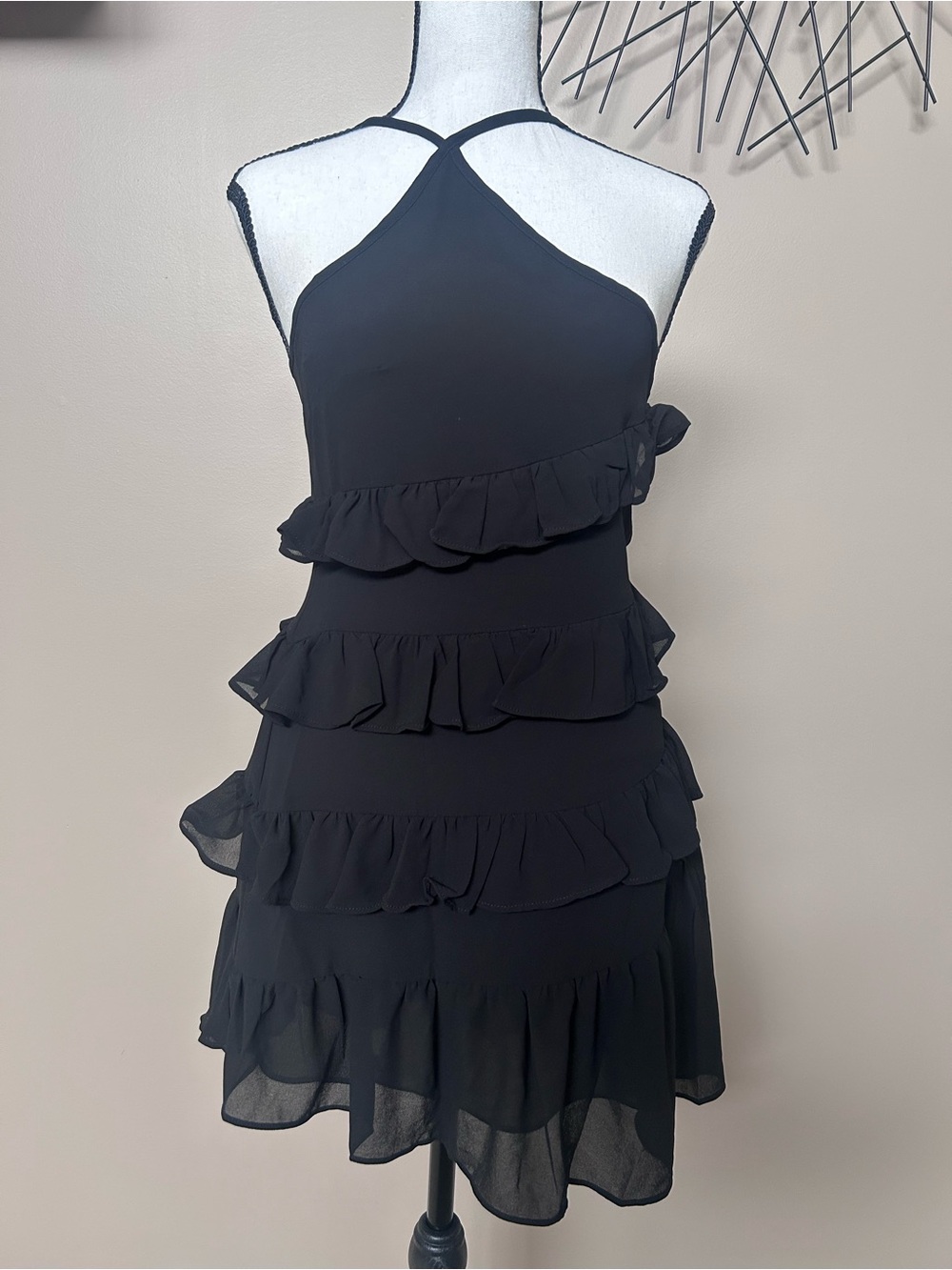 NWT Olivaceous halter neck dress with a multi-tiered, cascading ruffles Sz S